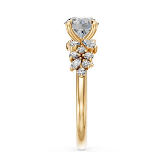 Bague de fiançailles Sévigné, diamant rond et épaules serties de marquises et brillants, or jaune 18 carats — Maison Laveran Paris