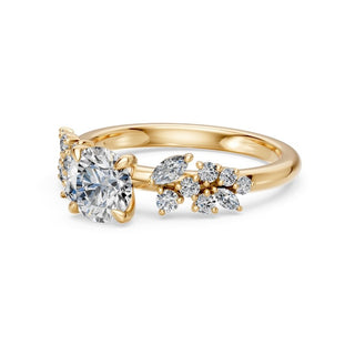 Bague de fiançailles Sévigné, diamant rond et épaules serties de marquises et brillants, or jaune 18 carats — Maison Laveran Paris
