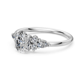 Bague de fiançailles Étoile, diamant ovale et bouquets de diamants en épaulement, or blanc 18 carats ou platine 950 — Maison Laveran Paris