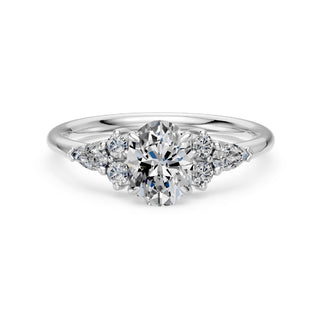 Bague de fiançailles Étoile, diamant ovale et bouquets de diamants en épaulement, or blanc 18 carats ou platine 950 — Maison Laveran Paris