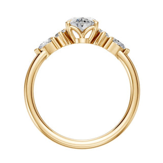 Bague de fiançailles Étoile, diamant ovale et bouquets de diamants en épaulement, or jaune 18 carats — Maison Laveran Paris