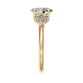 Bague de fiançailles Étoile, diamant ovale et bouquets de diamants en épaulement, or jaune 18 carats — Maison Laveran Paris