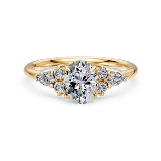 Bague de fiançailles Étoile, diamant ovale et bouquets de diamants en épaulement, or jaune 18 carats — Maison Laveran Paris