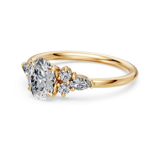 Bague de fiançailles Étoile, diamant ovale et bouquets de diamants en épaulement, or jaune 18 carats — Maison Laveran Paris