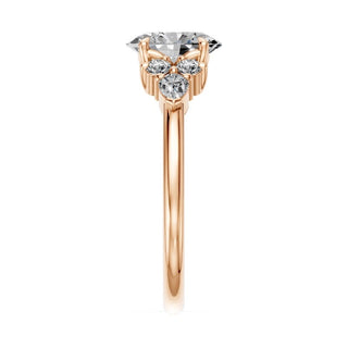 Bague de fiançailles Étoile, diamant ovale et bouquets de diamants en épaulement, or rose 18 carats — Maison Laveran Paris