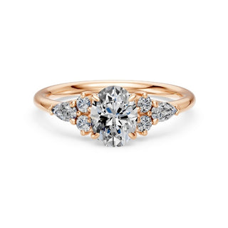 Bague de fiançailles Étoile, diamant ovale et bouquets de diamants en épaulement, or rose 18 carats — Maison Laveran Paris