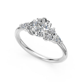Bague de fiançailles Étoile, diamant ovale et bouquets de diamants en épaulement, or blanc 18 carats ou platine 950 — Maison Laveran Paris