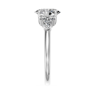 Bague de fiançailles Étoile, diamant ovale et bouquets de diamants en épaulement, or blanc 18 carats ou platine 950 — Maison Laveran Paris