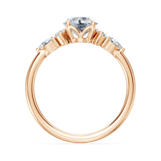 Bague de fiançailles Étoile, solitaire diamant rond et bouquets de diamants en épaulement, or rose 18 carats — Maison Laveran Paris