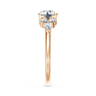 Bague de fiançailles Étoile, solitaire diamant rond et bouquets de diamants en épaulement, or rose 18 carats — Maison Laveran Paris