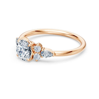 Bague de fiançailles Étoile, solitaire diamant rond et bouquets de diamants en épaulement, or rose 18 carats — Maison Laveran Paris