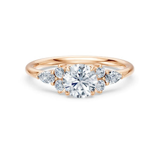 Bague de fiançailles Étoile, solitaire diamant rond et bouquets de diamants en épaulement, or rose 18 carats — Maison Laveran Paris
