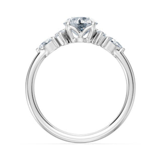 Bague de fiançailles Étoile, solitaire diamant rond et bouquets de diamants en épaulement, or blanc 18 carats ou platine 950 — Maison Laveran Paris