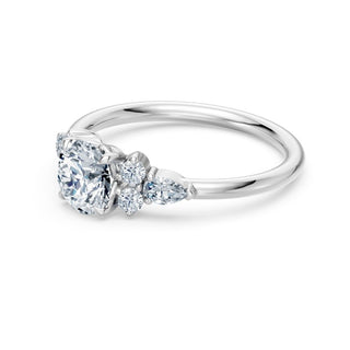 Bague de fiançailles Étoile, solitaire diamant rond et bouquets de diamants en épaulement, or blanc 18 carats ou platine 950 — Maison Laveran Paris