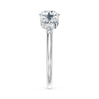 Bague de fiançailles Étoile, solitaire diamant rond et bouquets de diamants en épaulement, or blanc 18 carats ou platine 950 — Maison Laveran Paris