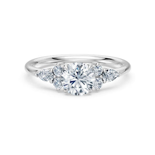 Bague de fiançailles Étoile, solitaire diamant rond et bouquets de diamants en épaulement, or blanc 18 carats ou platine 950 — Maison Laveran Paris