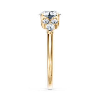 Bague de fiançailles Étoile, solitaire diamant rond et bouquets de diamants en épaulement, or jaune 18 carats — Maison Laveran Paris
