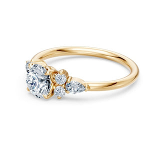 Bague de fiançailles Étoile, solitaire diamant rond et bouquets de diamants en épaulement, or jaune 18 carats — Maison Laveran Paris