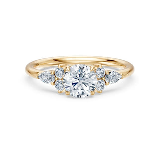 Bague de fiançailles Étoile, solitaire diamant rond et bouquets de diamants en épaulement, or jaune 18 carats — Maison Laveran Paris