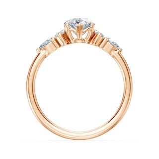 Bague de fiançailles Étoile, diamant poire et bouquets de diamants en épaulement, or rose 18 carats — Maison Laveran Paris