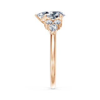 Bague de fiançailles Étoile, diamant poire et bouquets de diamants en épaulement, or rose 18 carats — Maison Laveran Paris