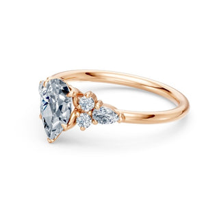 Bague de fiançailles Étoile, diamant poire et bouquets de diamants en épaulement, or rose 18 carats — Maison Laveran Paris