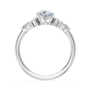 Bague de fiançailles Étoile, diamant poire et bouquets de diamants en épaulement, or blanc 18 carats ou platine 950 — Maison Laveran Paris
