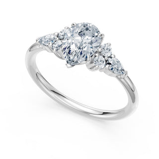 Bague de fiançailles Étoile, diamant poire et bouquets de diamants en épaulement, or blanc 18 carats ou platine 950 — Maison Laveran Paris