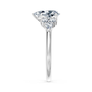 Bague de fiançailles Étoile, diamant poire et bouquets de diamants en épaulement, or blanc 18 carats ou platine 950 — Maison Laveran Paris