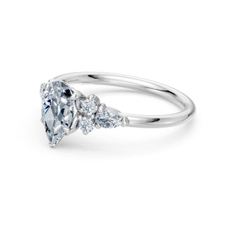 Bague de fiançailles Étoile, diamant poire et bouquets de diamants en épaulement, or blanc 18 carats ou platine 950 — Maison Laveran Paris