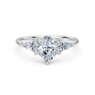 Bague de fiançailles Étoile, diamant poire et bouquets de diamants en épaulement, or blanc 18 carats ou platine 950 — Maison Laveran Paris