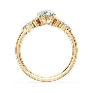 Bague de fiançailles Étoile, diamant poire et bouquets de diamants en épaulement, or jaune 18 carats — Maison Laveran Paris