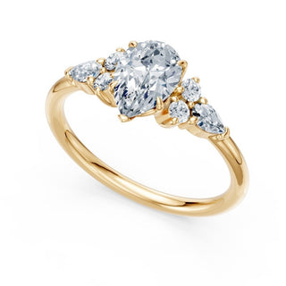 Bague de fiançailles Étoile, diamant poire et bouquets de diamants en épaulement, or jaune 18 carats — Maison Laveran Paris