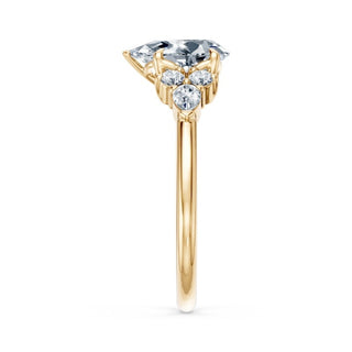 Bague de fiançailles Étoile, diamant poire et bouquets de diamants en épaulement, or jaune 18 carats — Maison Laveran Paris