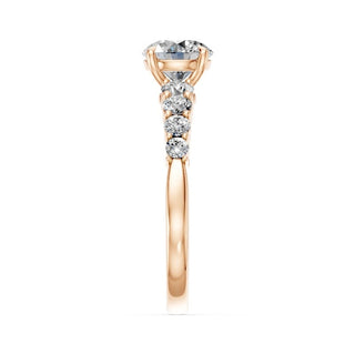 Bague de fiançailles Batignolles, solitaire diamant rond et épaulements sertis de diamants dégressifs, or rose 18 carats — Maison Laveran Paris