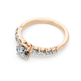 Bague de fiançailles Batignolles, solitaire diamant rond et épaulements sertis de diamants dégressifs, or rose 18 carats — Maison Laveran Paris