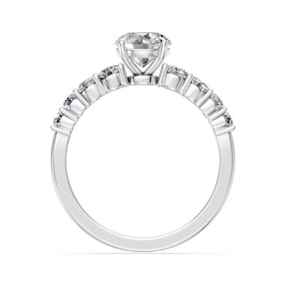 Bague de fiançailles Batignolles, solitaire diamant rond et épaulements sertis de diamants dégressifs, or blanc 18 carats ou platine 950 — Maison Laveran Paris