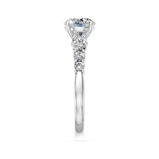 Bague de fiançailles Batignolles, solitaire diamant rond et épaulements sertis de diamants dégressifs, or blanc 18 carats ou platine 950 — Maison Laveran Paris