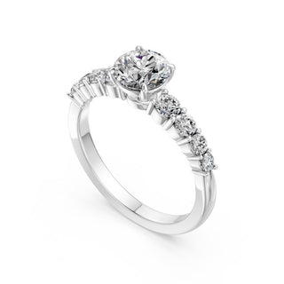 Bague de fiançailles Batignolles, solitaire diamant rond et épaulements sertis de diamants dégressifs, or blanc 18 carats ou platine 950 — Maison Laveran Paris