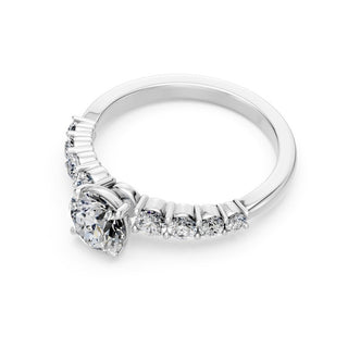 Bague de fiançailles Batignolles, solitaire diamant rond et épaulements sertis de diamants dégressifs, or blanc 18 carats ou platine 950 — Maison Laveran Paris
