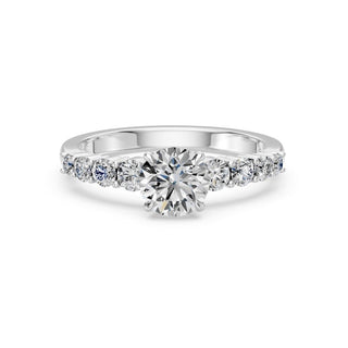 Bague de fiançailles Batignolles, solitaire diamant rond et épaulements sertis de diamants dégressifs, or blanc 18 carats ou platine 950 — Maison Laveran Paris