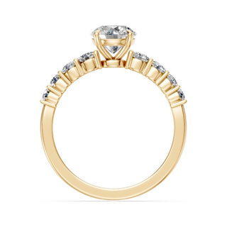 Bague de fiançailles Batignolles, solitaire diamant rond et épaulements sertis de diamants dégressifs, or jaune 18 carats — Maison Laveran Paris