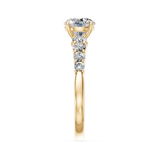Bague de fiançailles Batignolles, solitaire diamant rond et épaulements sertis de diamants dégressifs, or jaune 18 carats — Maison Laveran Paris