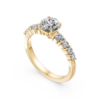 Bague de fiançailles Batignolles, solitaire diamant rond et épaulements sertis de diamants dégressifs, or jaune 18 carats — Maison Laveran Paris