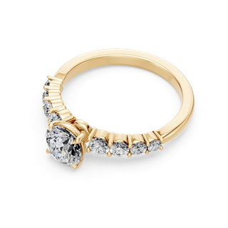 Bague de fiançailles Batignolles, solitaire diamant rond et épaulements sertis de diamants dégressifs, or jaune 18 carats — Maison Laveran Paris