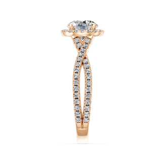 Bague de fiançailles Alma, solitaire diamant rond, halo et jonc entrelacé pavé, or rose 18 carats — Maison Laveran Paris