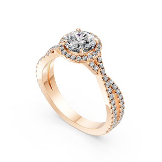 Bague de fiançailles Alma, solitaire diamant rond, halo et jonc entrelacé pavé, or rose 18 carats — Maison Laveran Paris