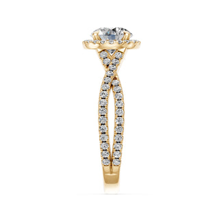 Bague de fiançailles Alma, solitaire diamant rond, halo et jonc entrelacé pavé, or jaune 18 carats — Maison Laveran Paris