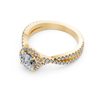 Bague de fiançailles Alma, solitaire diamant rond, halo et jonc entrelacé pavé, or jaune 18 carats — Maison Laveran Paris