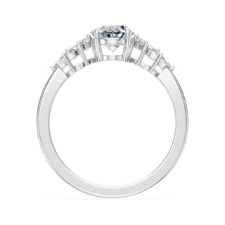 Bague de fiançailles Rive Gauche, diamant ovale et diamants marquises en épaulement, or blanc 18 carats ou platine 950 — Maison Laveran Paris